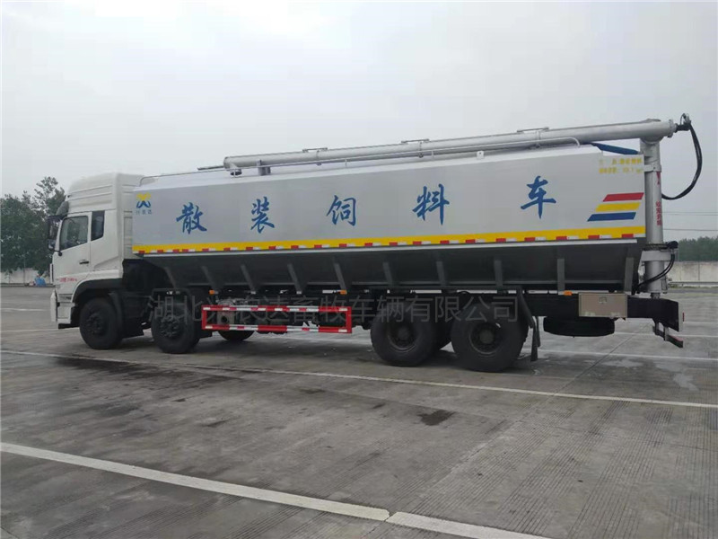 新款銀灰色東風(fēng)天龍全液壓44方散裝飼料運輸車