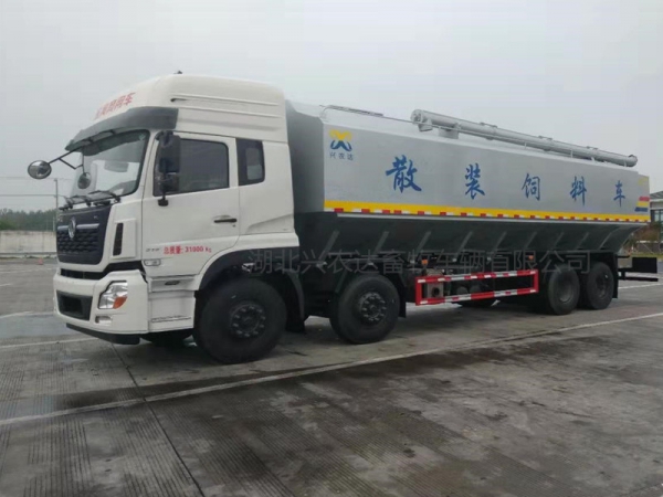 新款銀灰色東風(fēng)天龍全液壓44方散裝飼料運(yùn)輸車(chē)