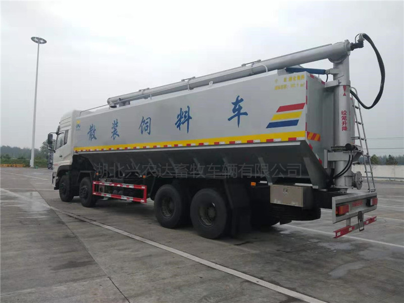 新款銀灰色東風(fēng)天龍全液壓44方散裝飼料運輸車