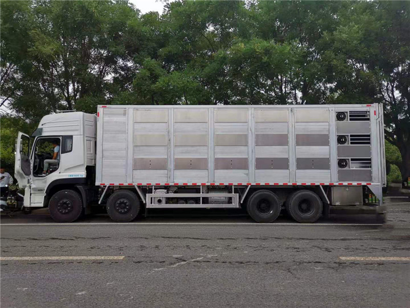 東風天龍9.6米恒溫畜禽運輸車