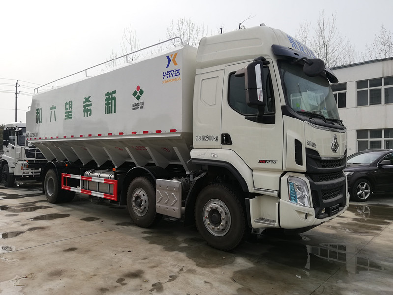 國六柳汽乘龍270馬力三橋散裝飼料車
