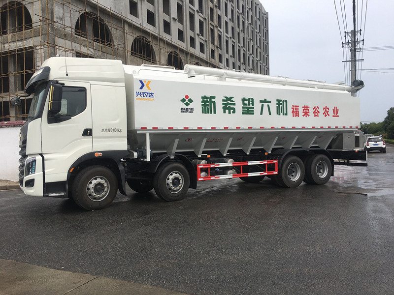 國(guó)六標(biāo)載15噸460馬力前四后八飼料運(yùn)輸車