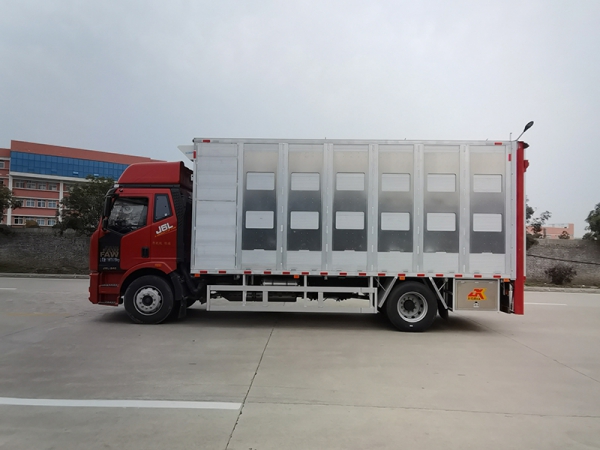 DLQ5180CCQXND6C解放單橋畜牧車(chē)